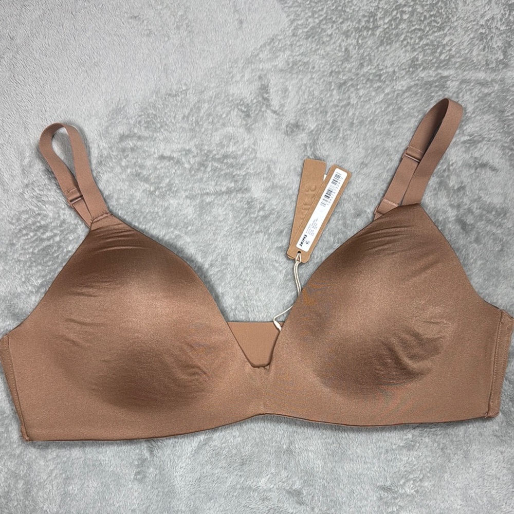 NWT Skims body lightly lined bra, size 40B